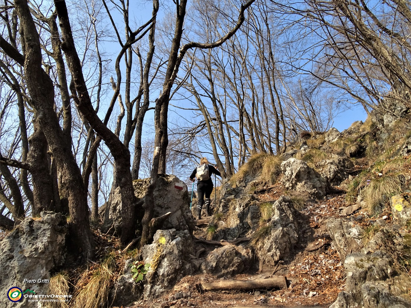 34 In decisa salita per cima Monte Zucco.JPG